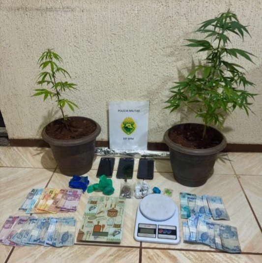 Suspeito por tráfico jogou sacola com drogas ao ver a polícia 