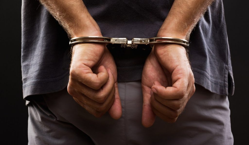Motorista embriagado bate em dois carros estacionados, ameaça policiais e é preso em Guarapuava
