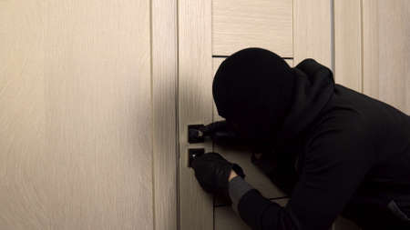 Ladrões invadem casa e loja para furtar tênis e chocolate