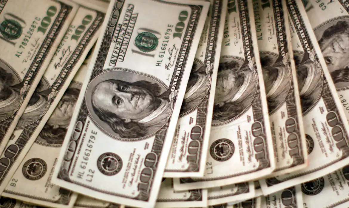 Dólar cai para R$ 5 e bolsa sobe com alívio no Oriente Médio