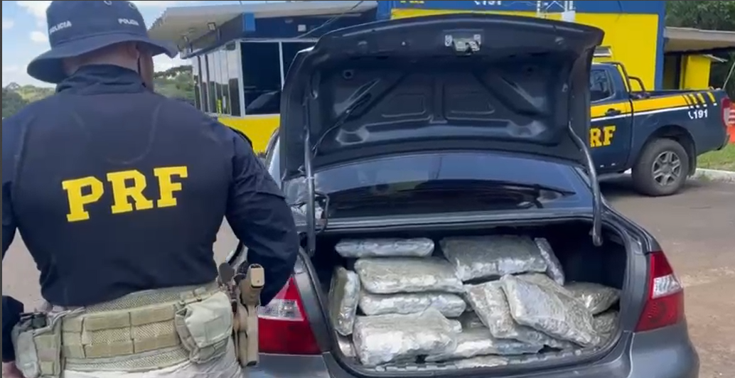 BR-277: motorista é perseguido por 8 km e abandona o carro, com 120 quilos de droga