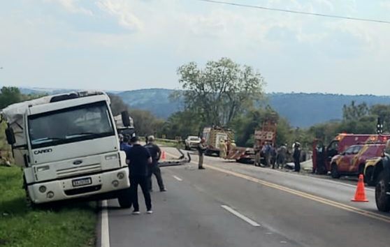 Colisão entre três caminhões deixa um morto na PR-170 em Guarapuava