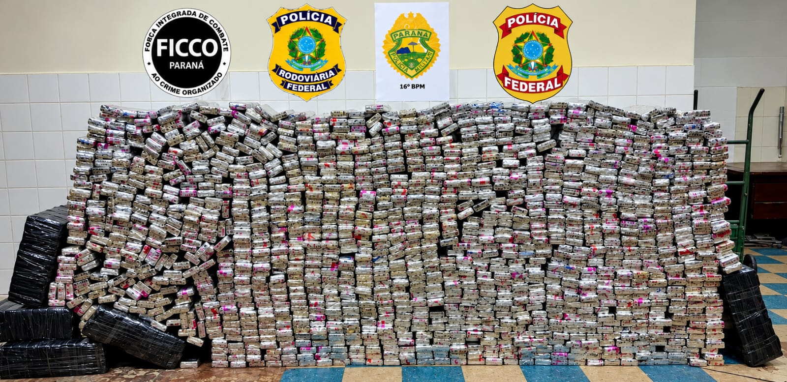 Mais de uma tonelada de maconha é apreendida em caminhão na BR-277; vídeo
