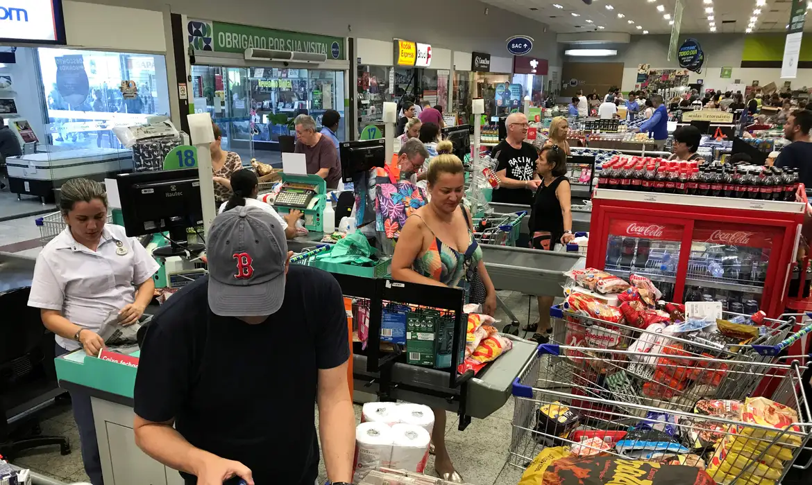 Inflação recua para 0,07% em julho e volta para a meta do governo
