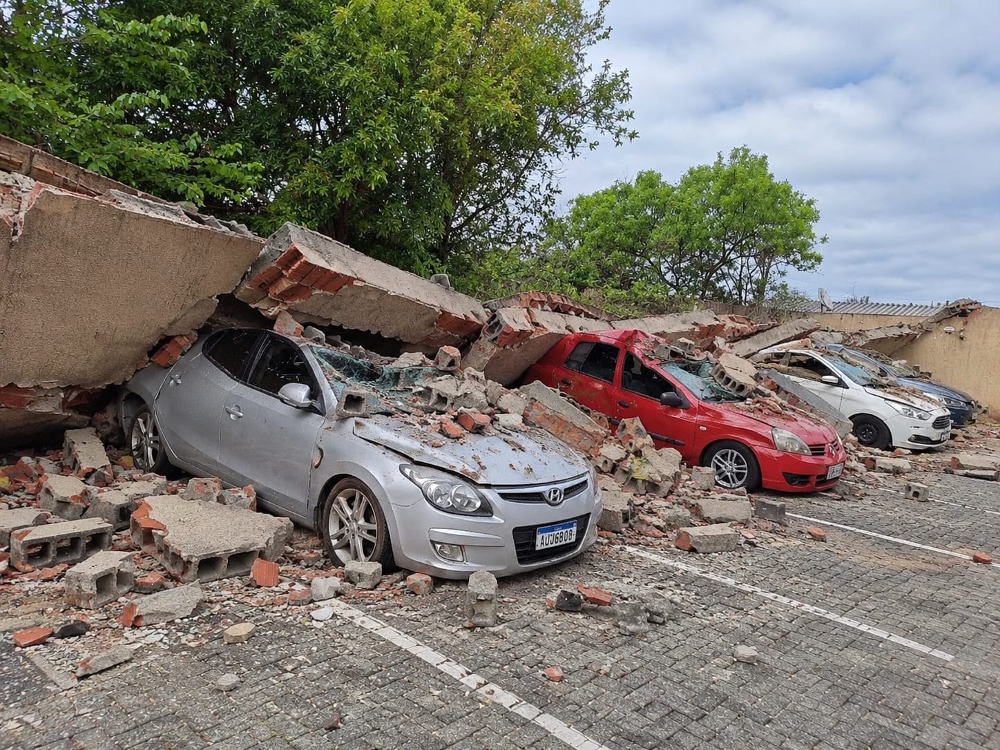 Prefeitura identifica responsável por imagem falsa de muro caído sobre carros na UPA Batel