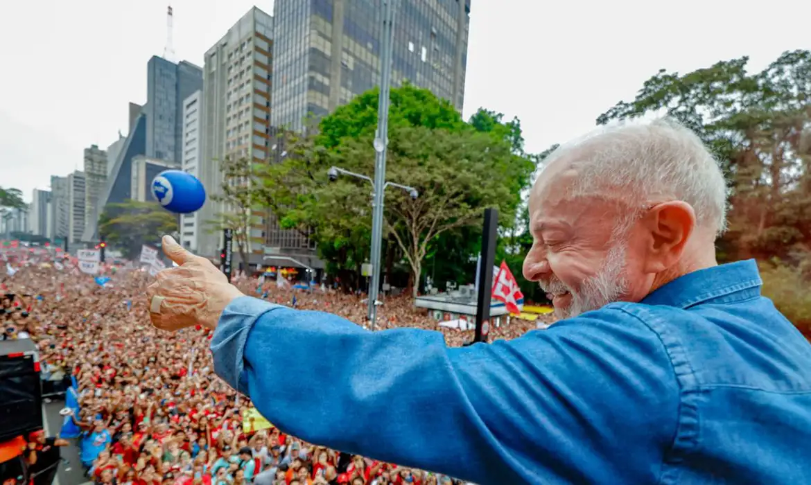 Lula leva multidão à Paulista; campanha estima 1 milhão, e Flávio reúne prefeitos em SP