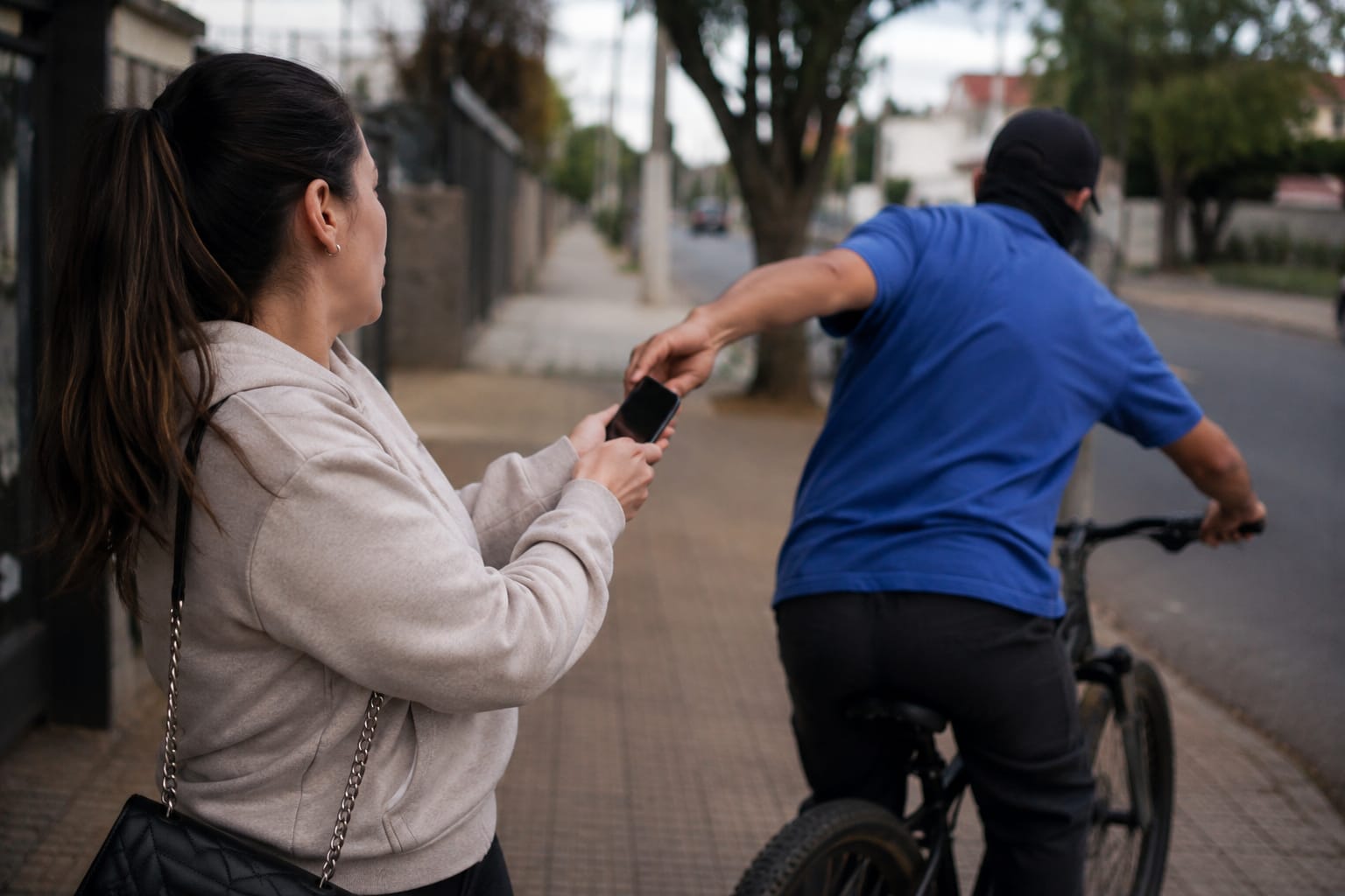 Jovem tem celular arrancado das mãos por ladrão de bicicleta em Guarapuava
