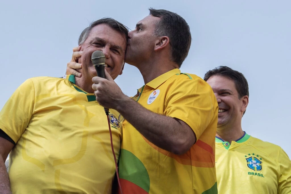 Moraes suspende visitas de Flávio a Bolsonaro na prisão domiciliar