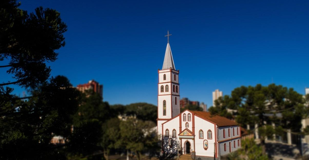 Sob a torre da Catedral