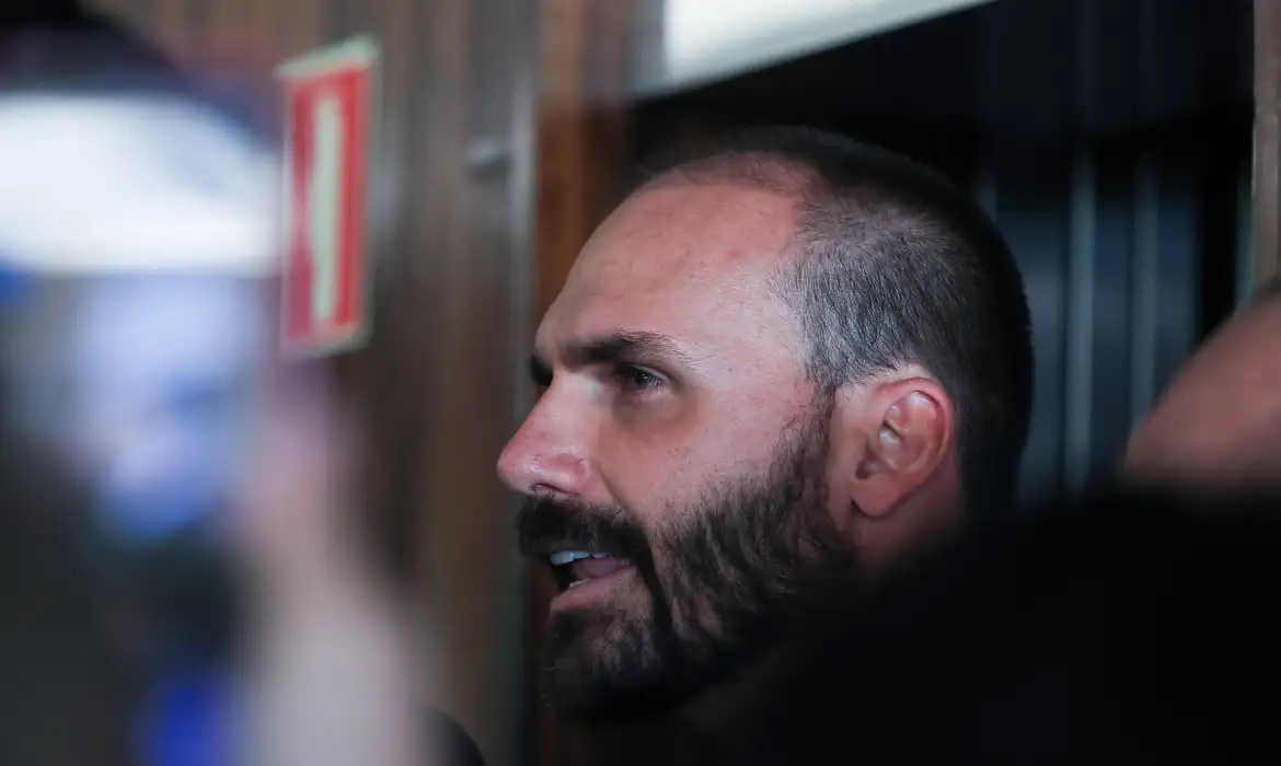 Moraes determina emissão de mandado de prisão contra Eduardo Bolsonaro