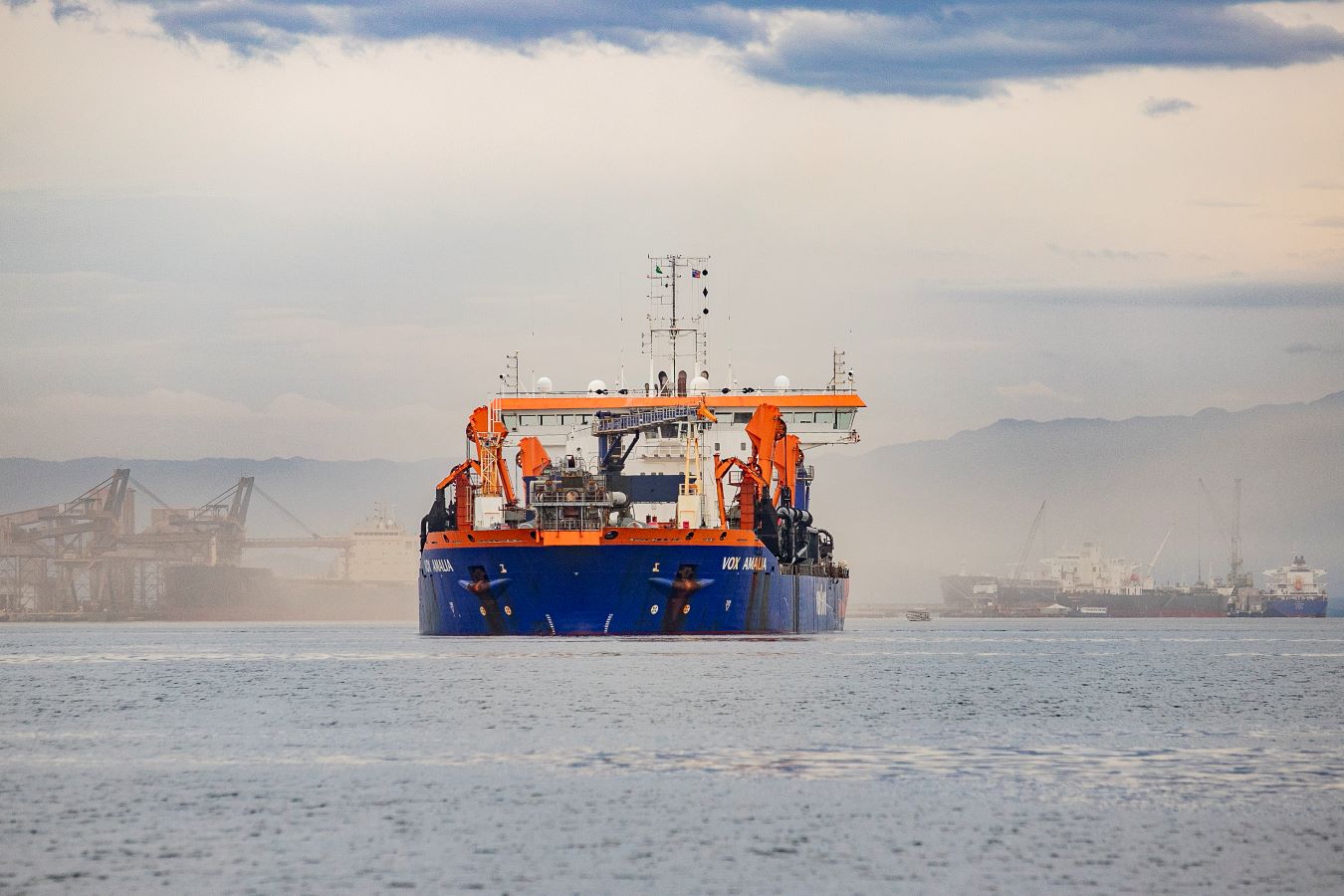 Dragagem no Canal de Paranaguá mira segurança operacional e fluxo de exportações