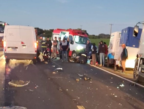 Colisão entre van e motocicleta deixa dois mortos na BR-373, entre Candói e Comunidade da Paz