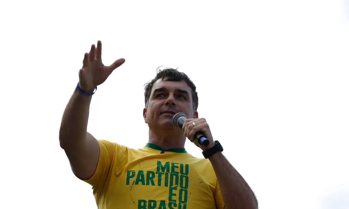 Flávio Bolsonaro deixa o Brasil rumo aos EUA após descumprir ordem sobre passaportes, diz Reuters