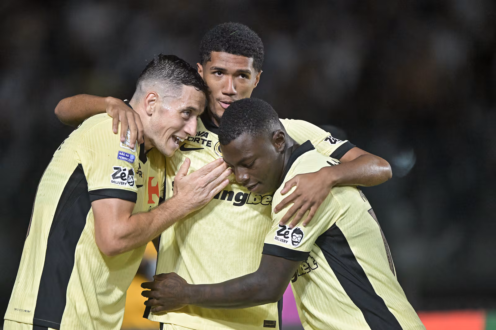 Brasileirão teve goleada do Vasco sobre o Coritiba no sábado; domingo reserva cinco jogos decisivos