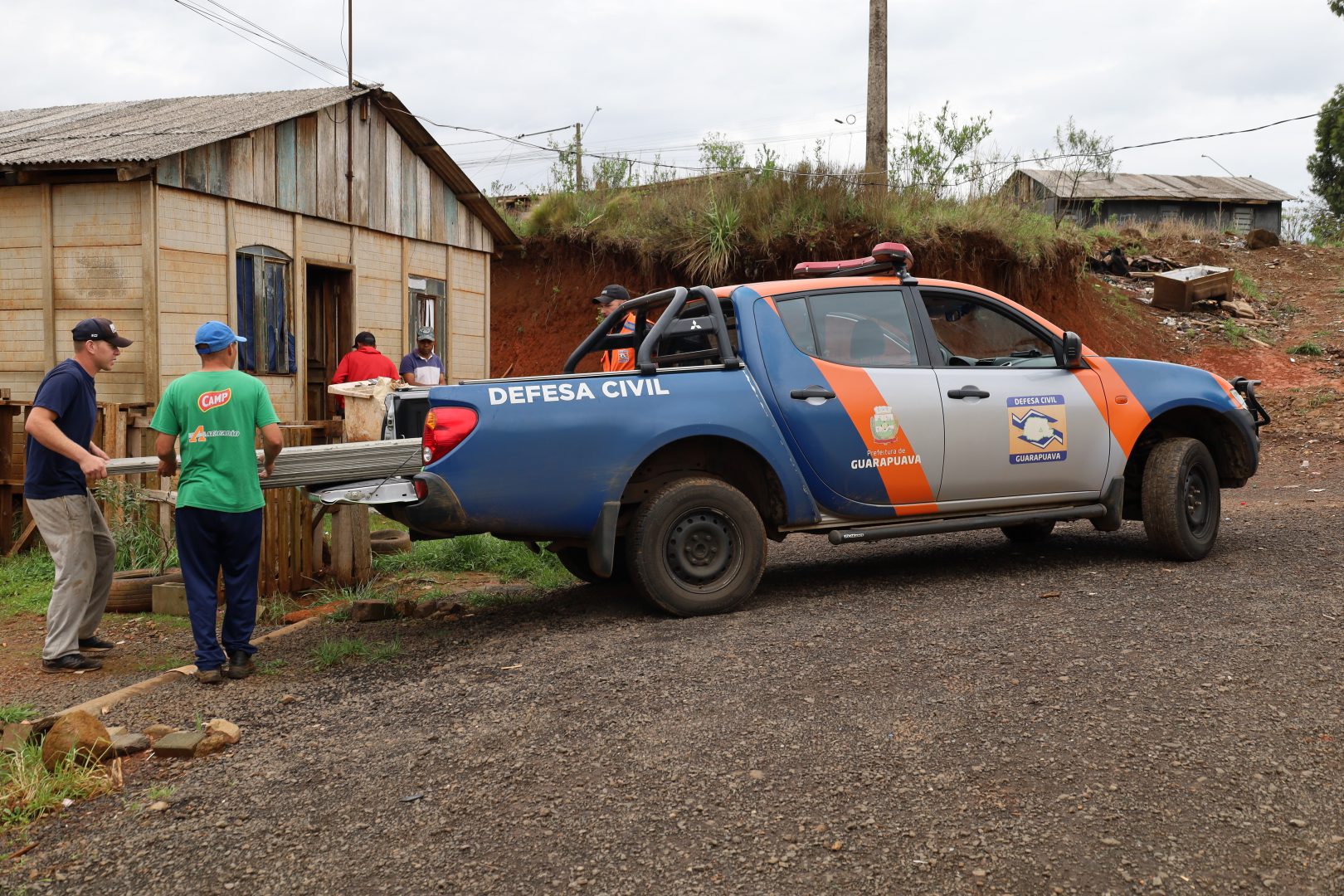 Vila Colibri recebe telhas após vendaval e granizo
