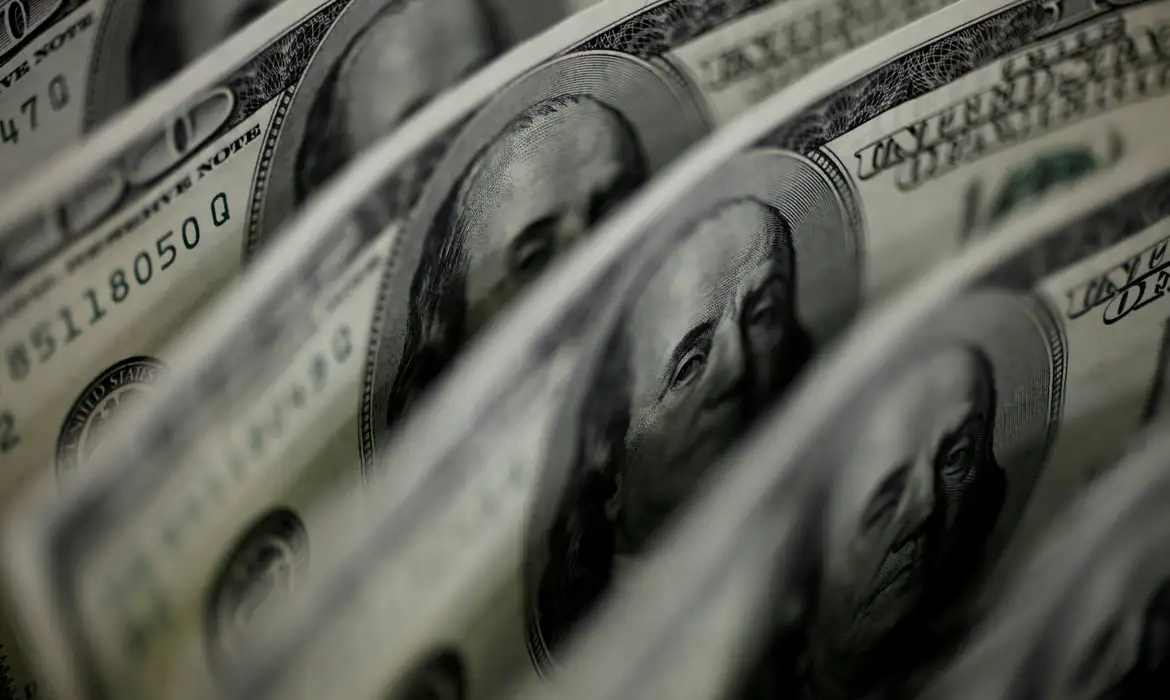 Dólar sobe 8,21%, e bolsa cai 13,88% após reeleição de Lula