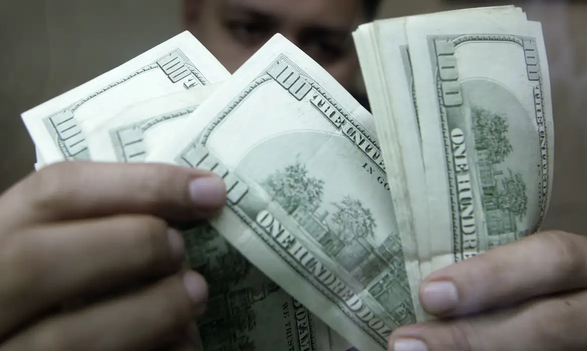 Dólar fecha estável, mas acumula queda de 1,82% em julho