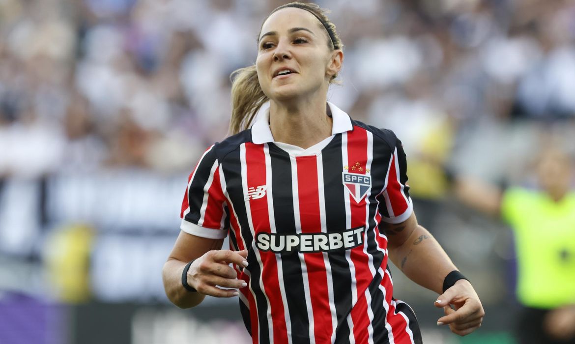 Feminino: São Paulo vence o Corinthians, faz história e fica perto do título