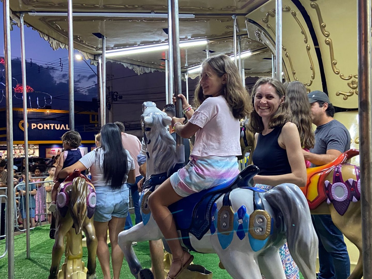 Prefeitura de Guarapuava inaugura Carrossel de Natal na Praça 9 de Dezembro