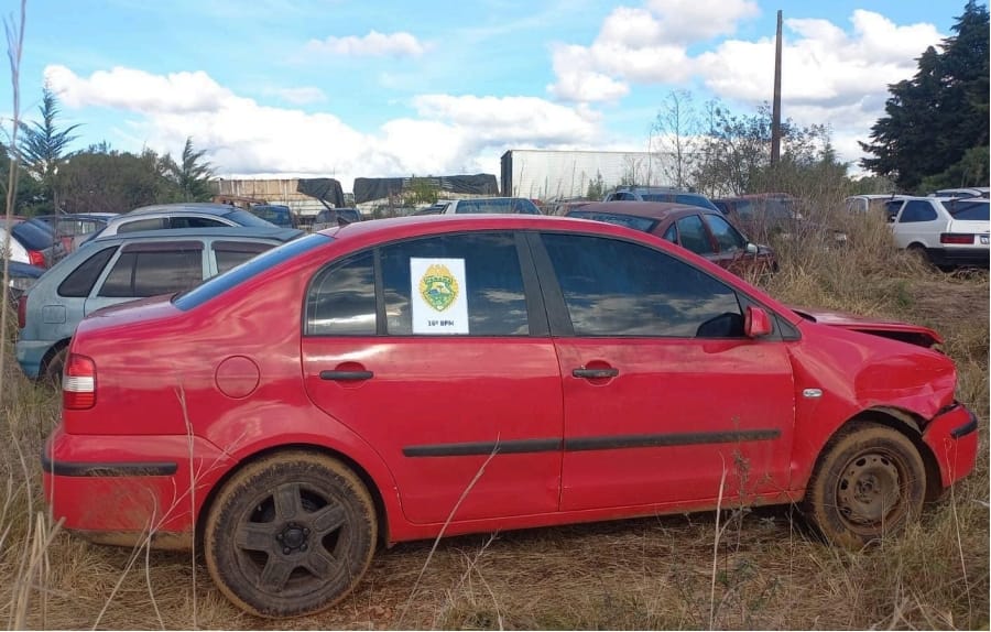 Carro é furtado em frente à residência e encontrado horas depois com danos em Guarapuava