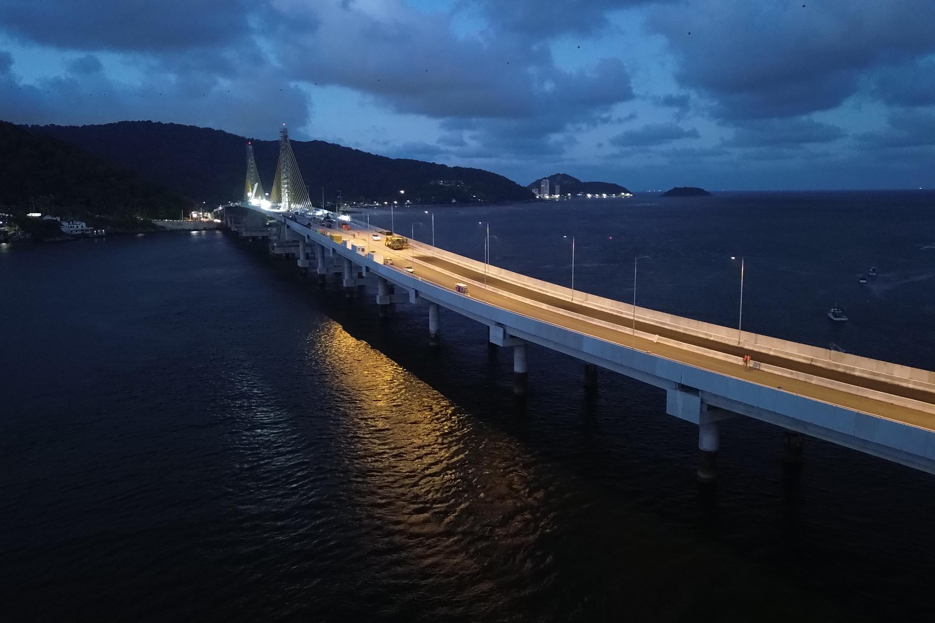 Primeiros testes de luz mostram como a Ponte de Guaratuba ficará à noite