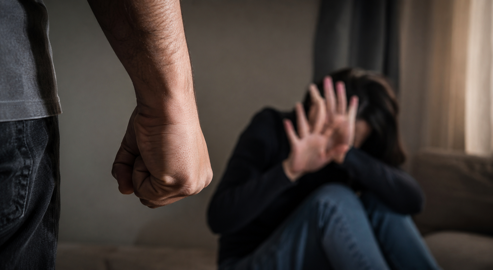 Mulher denuncia agressão e diz ter sido expulsa de casa com os filhos