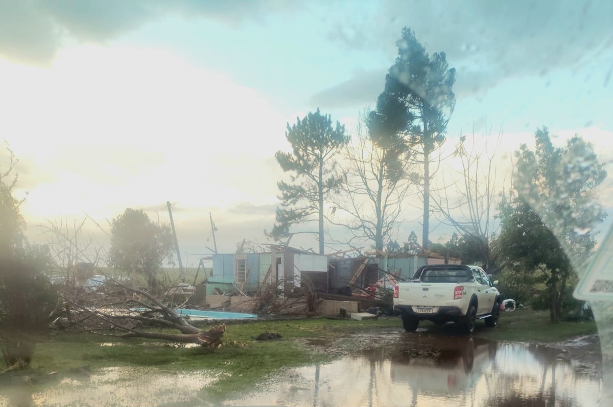 Tornado atinge Candói e Pinhão e destrói casas e barracões