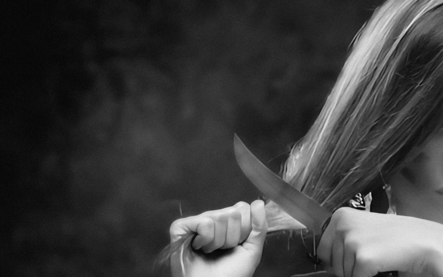 Homem acusa mulher de traição e corta o cabelo dela com facão