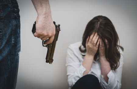 Marido aponta pistola para mulher e filha esconde a arma