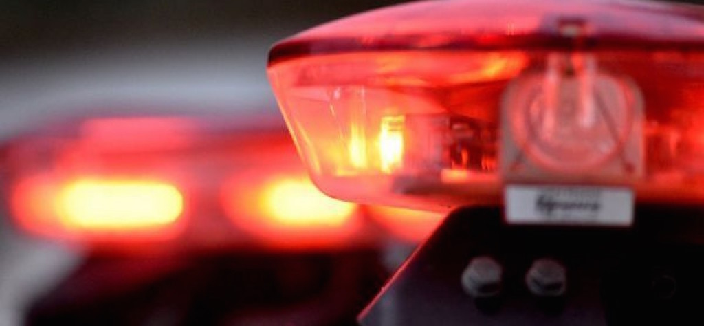 Motorista embriagado e sem CNH bate carro contra residência