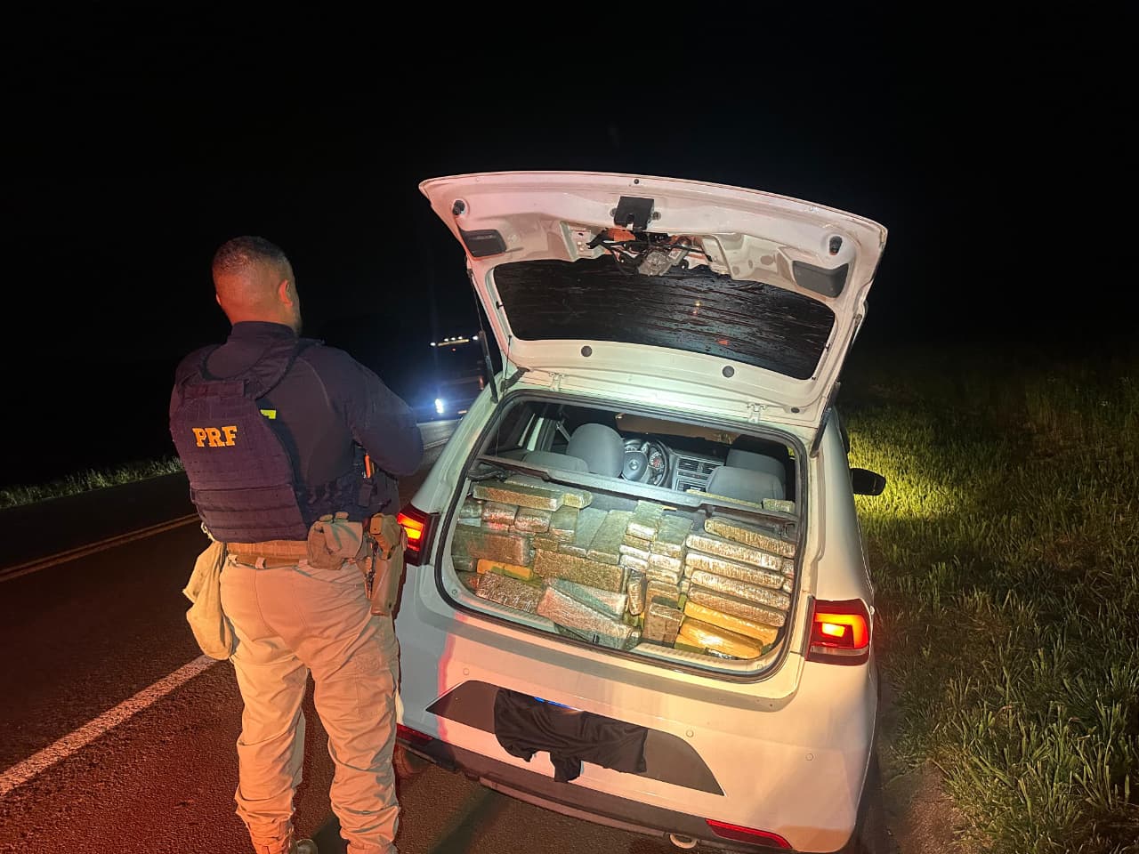PRF apreende 282 kg de maconha após perseguição na BR-277, em Guarapuava