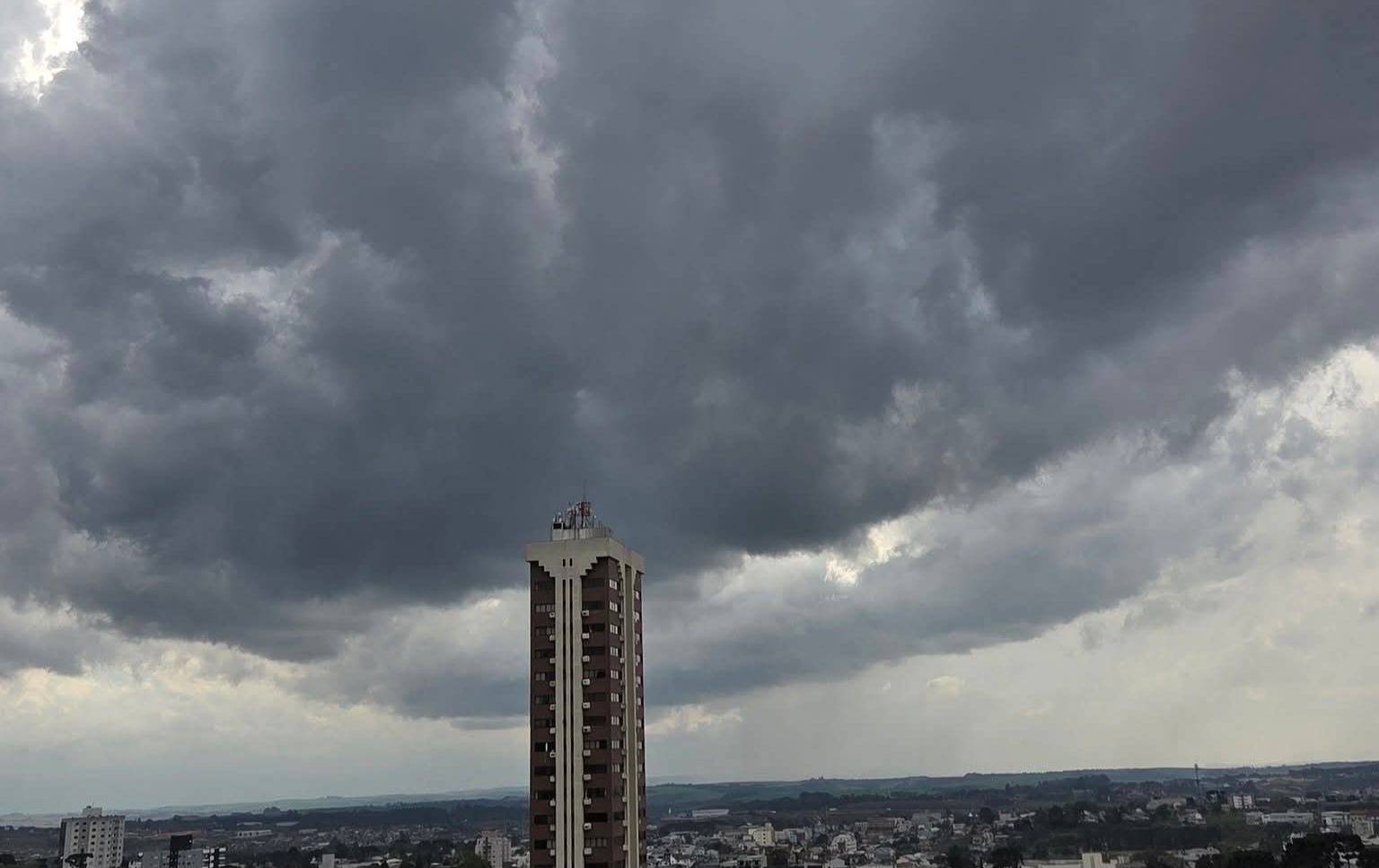Temporal atinge casas em Pinhão e Laranjeiras do Sul; Guarapuava registra granizo
