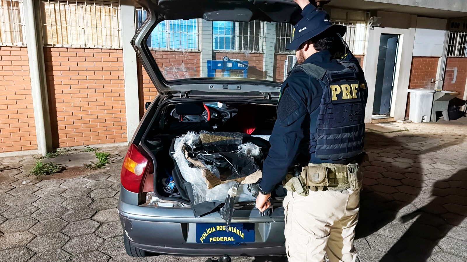 PRF apreende 100 kg de maconha na BR-277, em Candói, e prende motorista