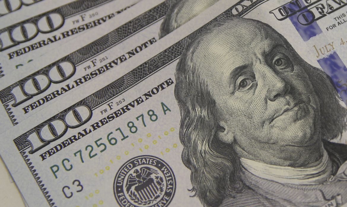 Dólar encosta em R$ 5,10 com tarifaço e tensão global
