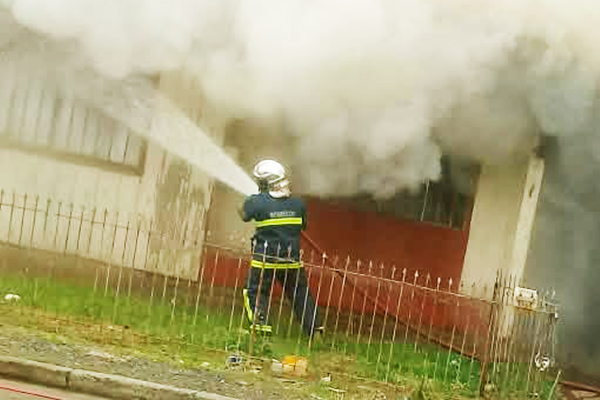 Incêndio começa em veículo e se espalha por residência de madeira no Trianon